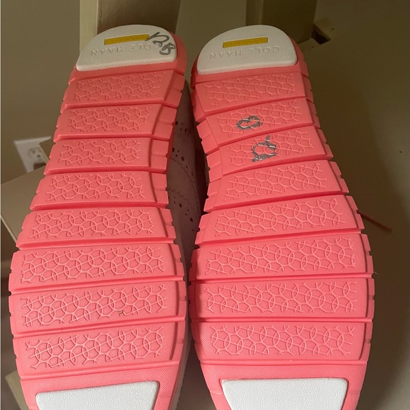 Cole Haan Women's Gray Suede Sneaker Zerogradr with Pink Laces and Soles 10.5 - Picture 4 of 8